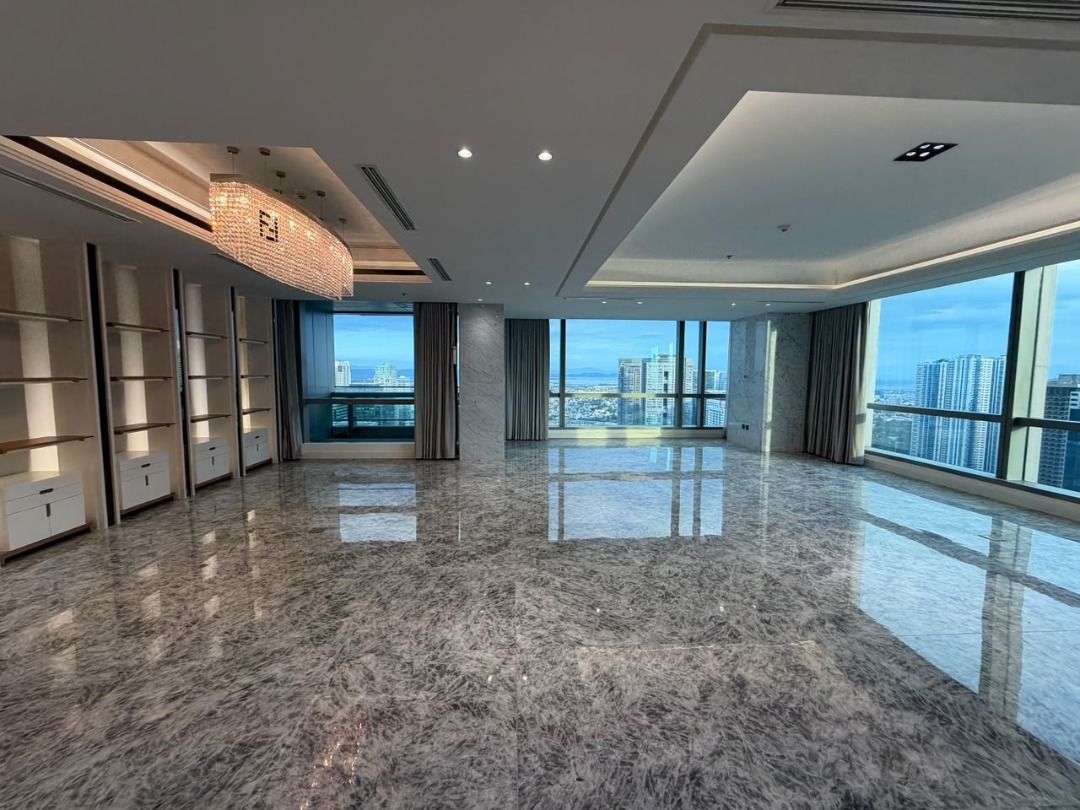 📍 Horizon Homes BGC (Category: Apartments & Condos) located in Makati City. Submitted by renzproperties (Listing ID 1466883591, Image 2). Description: 📍 Horizon Homes BGC For Sale - ₱230M Gross 3BR + maid’s room w T&B 3TB FA: 294.57 sqm Inclusions: Semi Furnished Parking: 2 slots Features: - This is a special layout 3BR unit at 294.57 sqm - Fully renovated - With living room balcony - Orientation: SE & SW (unit) | NE (main door) Title status: C