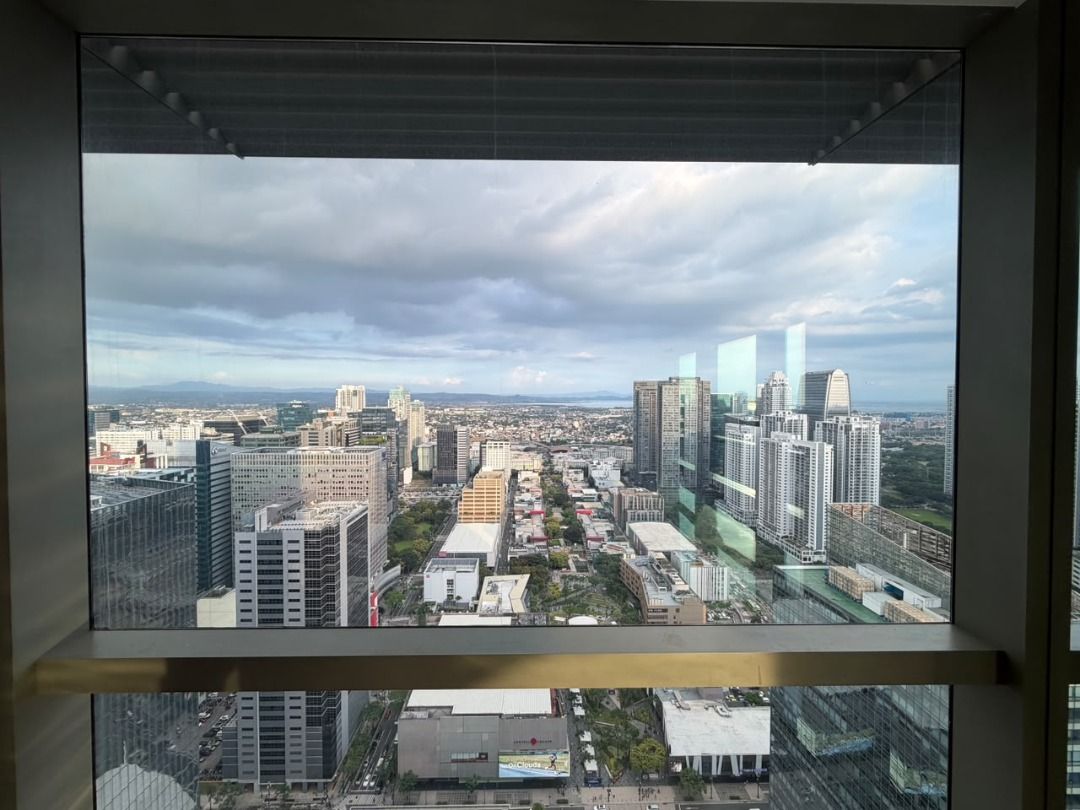 📍 Horizon Homes BGC (Category: Apartments & Condos) located in Makati City. Submitted by renzproperties (Listing ID 1466883591, Image 3). Description: 📍 Horizon Homes BGC For Sale - ₱230M Gross 3BR + maid’s room w T&B 3TB FA: 294.57 sqm Inclusions: Semi Furnished Parking: 2 slots Features: - This is a special layout 3BR unit at 294.57 sqm - Fully renovated - With living room balcony - Orientation: SE & SW (unit) | NE (main door) Title status: C