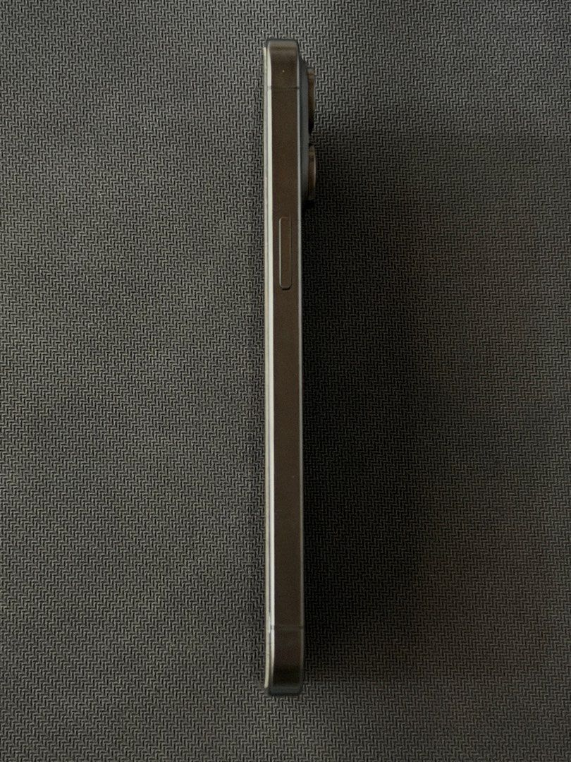 港版 iPhone 15 Pro Max 1T 黑色 （分類：iPhone 15 Series）位於 Hong Kong。 由 halo001 提交（商品編號 1466937885，圖片 3）。簡介： 出售港版黑色 iPhone 15 Pro Max 1T 手機運作正常，螢幕及機背無花 有用手機殼及螢幕保護貼螢 電池健康度81% 青衣站至太子站交收。