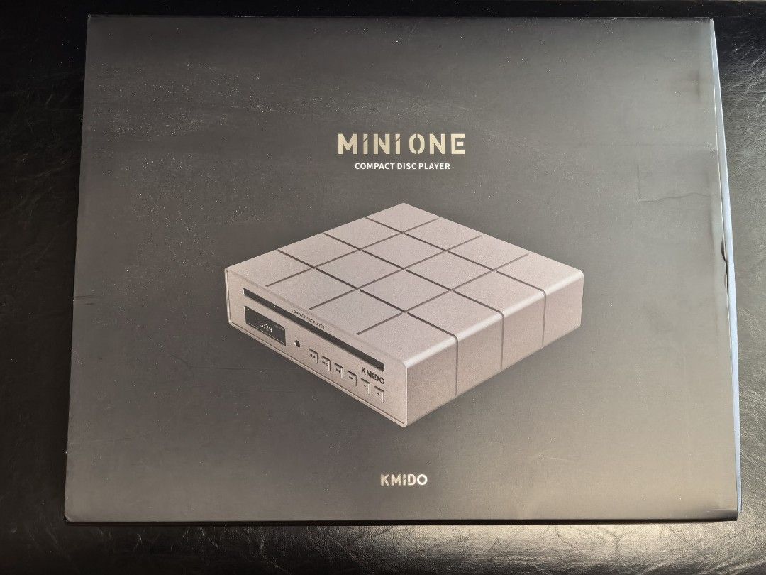 全新 KMIDO MINI ONE Compact Disc Player （分類：音樂播放裝置 MP3及CD Player）位於 Hong Kong。 由 happytradejoe 提交（商品編號 1466860083，圖片 1）。簡介： 全新無單無保 KMIDO MINI ONE 迷你CD機，盒裝齊全，仲包埋原裝試音CD同埋配件包。部機外型好特別，格仔紋設計。買返黎得個睇字，岩曬鍾意聽歌嘅朋友。。