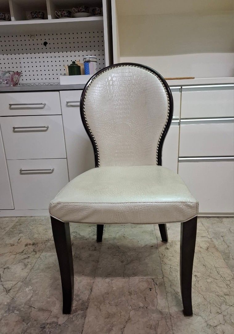 Accent Chair (Category: Chairs) located in Quezon City. Submitted by dannikkishoppe2 (Listing ID 1466812540, Image 2). Description: Accent Chair ‼️₱3800‼️ Please manage your expectations as there might be minimal flaws. Color may vary due to lighting, it may appear darker or lighter in person. Check photos first before buying. Please refrain from purchasing if you are particular about USED items and imperfections. Thank you!.