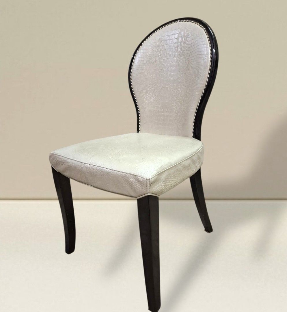 Accent Chair (Category: Chairs) located in Quezon City. Submitted by dannikkishoppe2 (Listing ID 1466812540, Image 1). Description: Accent Chair ‼️₱3800‼️ Please manage your expectations as there might be minimal flaws. Color may vary due to lighting, it may appear darker or lighter in person. Check photos first before buying. Please refrain from purchasing if you are particular about USED items and imperfections. Thank you!.