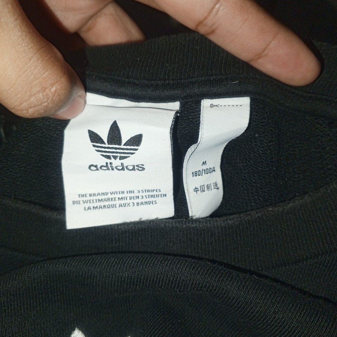 Adidas (Category: Coats, Jackets and Outerwear) located in Bacoor. Submitted by jeffmedrin55454 (Listing ID 1466901136, Image 3). Description: dimes 22.5x28 issue lints colorate 8.5/10 location Bacoor Cavite.