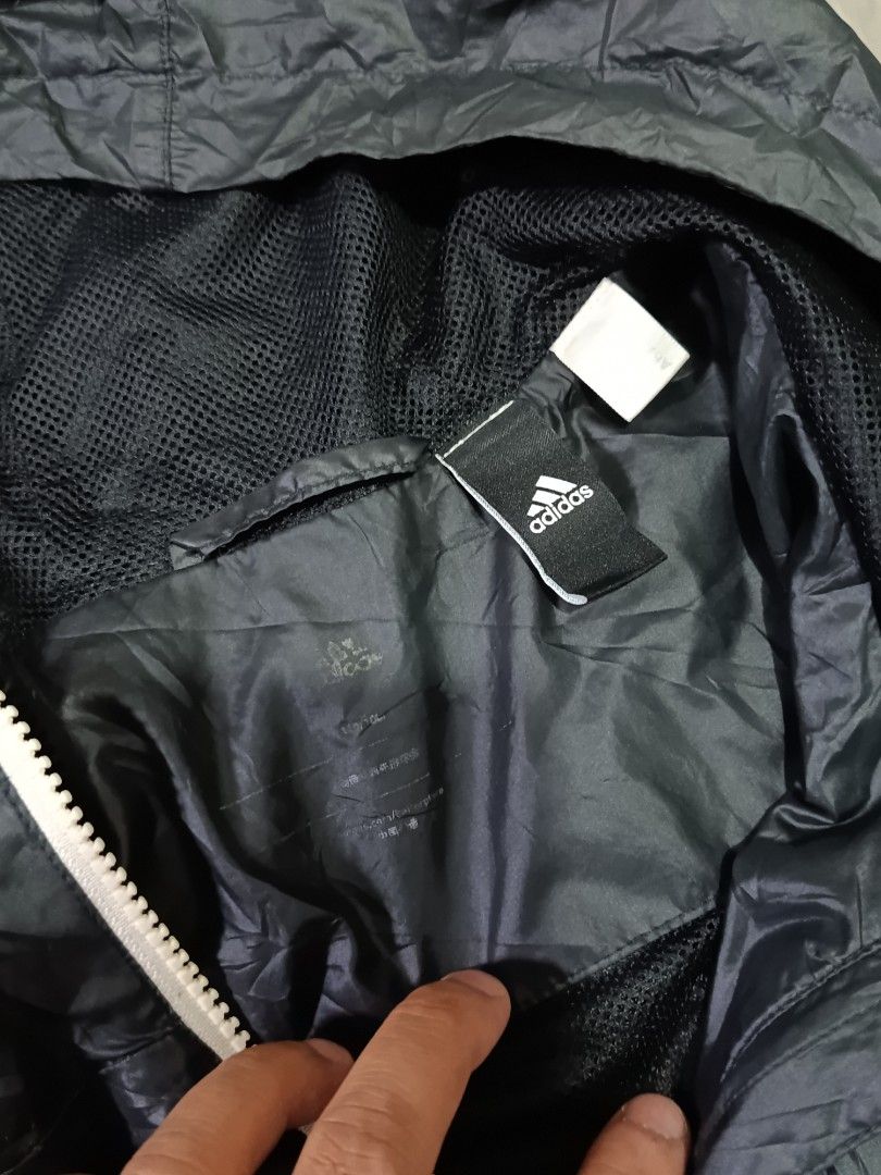 ADIDAS 3LINES WINDBREAKER JACKET (freeshipping) (Category: Coats, Jackets and Outerwear) located in Quezon City. Submitted by gyl-stop (Listing ID 1466926522, Image 3). Description: free shipping 22 x 28 good condi cr: 9.5/10 issue: need restitch bandang Kili Kili, sira na Yung sikipan sa hood, putol puller sa zipper pero working lahat.