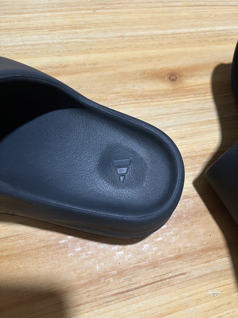 Adidas Yeezy Slides Onyx Size 6 US (Category: Slippers & Slides) located in Naga. Submitted by stoob.finds (Listing ID 1466806655, Image 2). Description: - Brand/Model: Adidas Yeezy Slides - Colorway: slate gray - Size: 6 US -23cm - Condition: Lightly used with minimal signs of wear on soles and upper - Design: Slip-on style featuring a textured footbed, iconic serrated outsole, and subtle branding on the heel and inner strap - Deal: Ships fast f