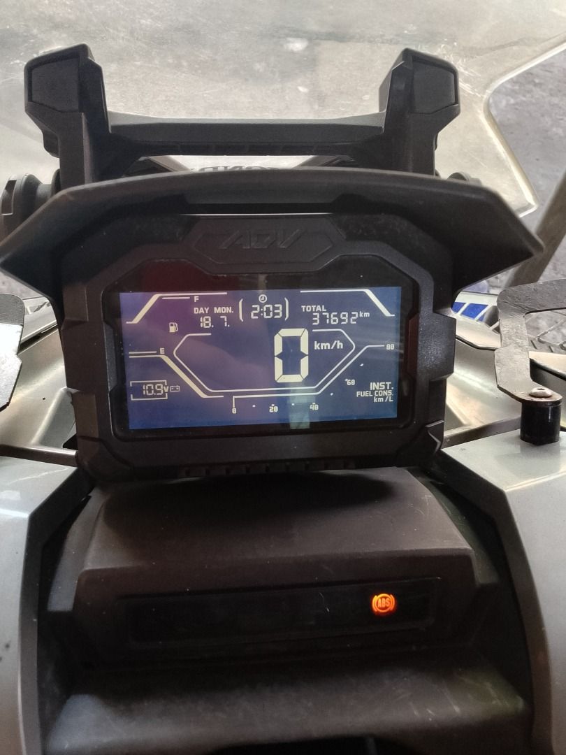 ADV 150 2020 (Category: Motorbikes for Sale) located in Caloocan City. Submitted by liveocean_4919d1 (Listing ID 1466845927, Image 3). Description: Adv 150 2020 Mileage: 37,682 Papers: Complete OR/CR Issues: - Paso rehistro - Scratches dahil sa semplang - Punit backseat cover - Medyo rusty na exhaust pipe - Broken left signal light dahil sa semplang, pero gumagana pa - Palitin na rear tire Asking Price: 35k PHP Location: Tarlac.