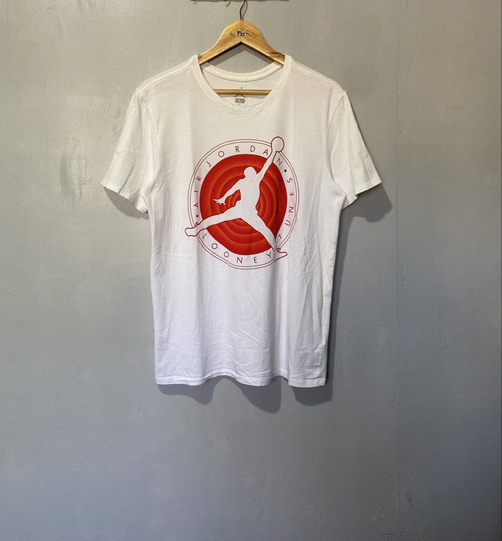 AIR JORDAN (Category: Tshirts & Polo Shirts ) located in Quezon City. Submitted by fast_break (Listing ID 1466814806, Image 3). Description: AIR JORDAN 🏀 COLOR: WHITE SIZE: L ON TAG DIMES: W20 x 27L📏 COLOR RATE:9.8/10 EXCELLENT CONDITION AS NEW ✅ NO ISSUE LOC:NOVA QC📍 DM TO PURCHASE 💌.