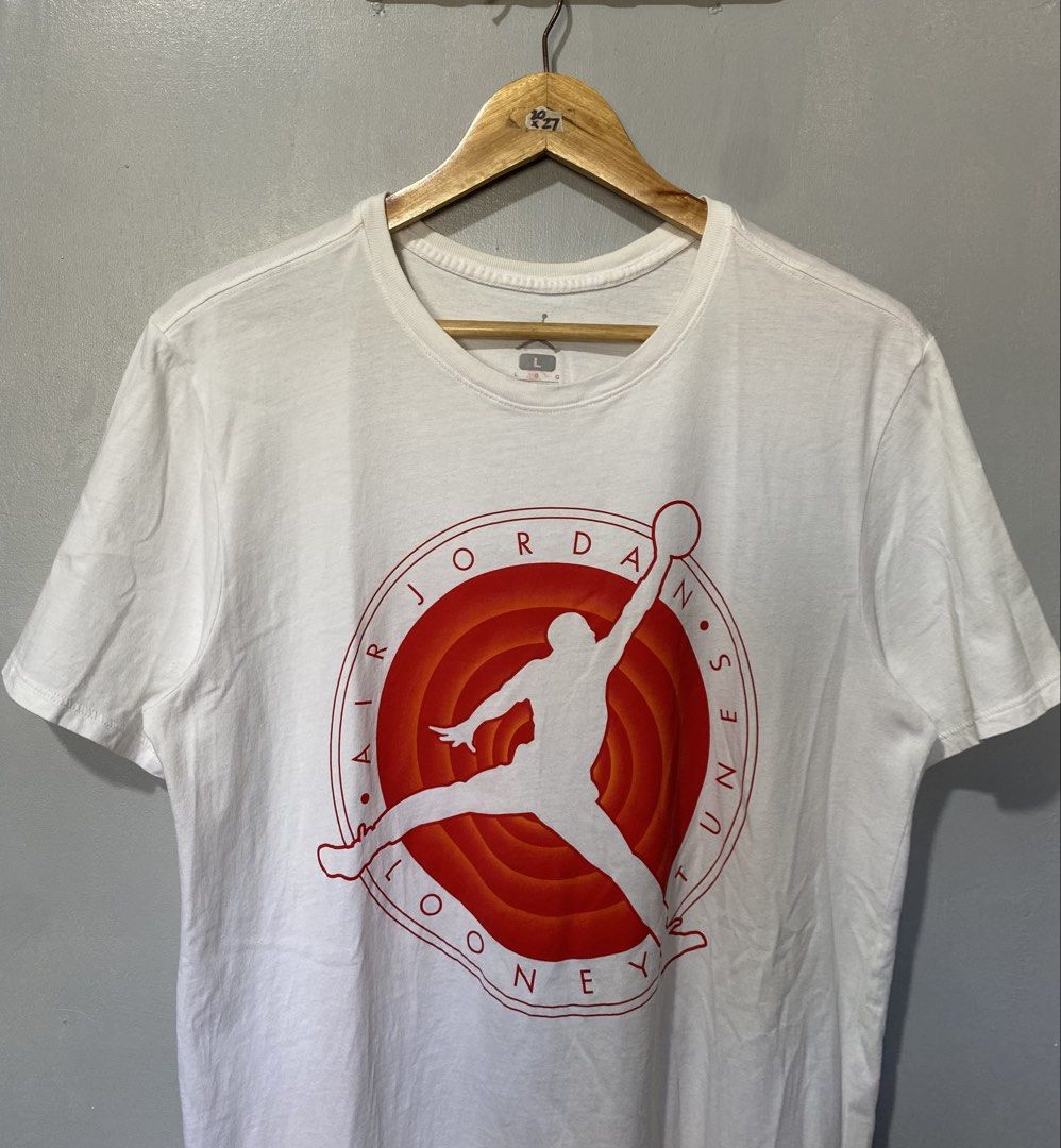 AIR JORDAN (Category: Tshirts & Polo Shirts ) located in Quezon City. Submitted by fast_break (Listing ID 1466814806, Image 2). Description: AIR JORDAN 🏀 COLOR: WHITE SIZE: L ON TAG DIMES: W20 x 27L📏 COLOR RATE:9.8/10 EXCELLENT CONDITION AS NEW ✅ NO ISSUE LOC:NOVA QC📍 DM TO PURCHASE 💌.