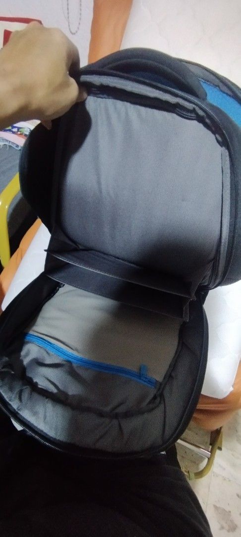 Alienware Vindicator 17 inch Laptop Backpack (Category: Backpacks) located in Manila. Submitted by warmwind-f36c (Listing ID 1466831239, Image 2). Description: Alienware Vindicator 2.0 17" Gaming Backpack 📝 Product Description Authentic Alienware Vindicator 2.0 17" Gaming Backpack Part Number: AWV17BP2.0 Condition: Unused / Brand New with Tags (BNWT) but with a minor hardware defect due to storage. Read below. Selling a premium, heavy-duty Alien