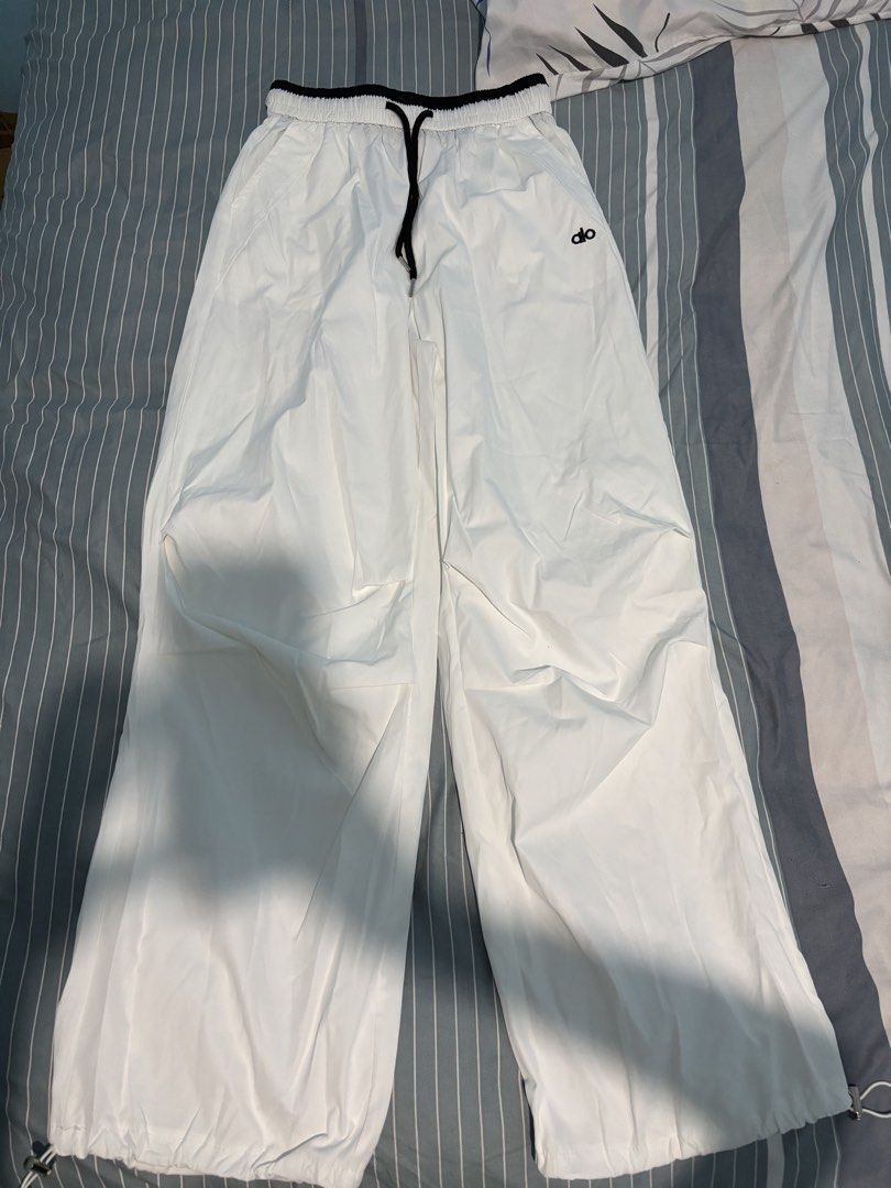 Alo Sweatpants White (Category: Other Bottoms) located in Pila. Submitted by lia_0725 (Listing ID 1466902489, Image 1). Description: not sure if auth 25-30 since stretchy siya.
