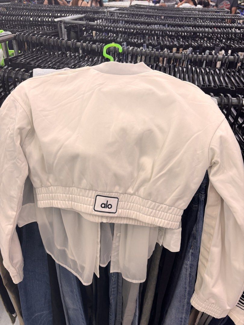 Alo yoga cropped jacket (Category: Coats, Jackets and Outerwear) located in Tagbilaran City. Submitted by noeeeelll (Listing ID 1466906966, Image 3). Description: In excellent condition No issue.