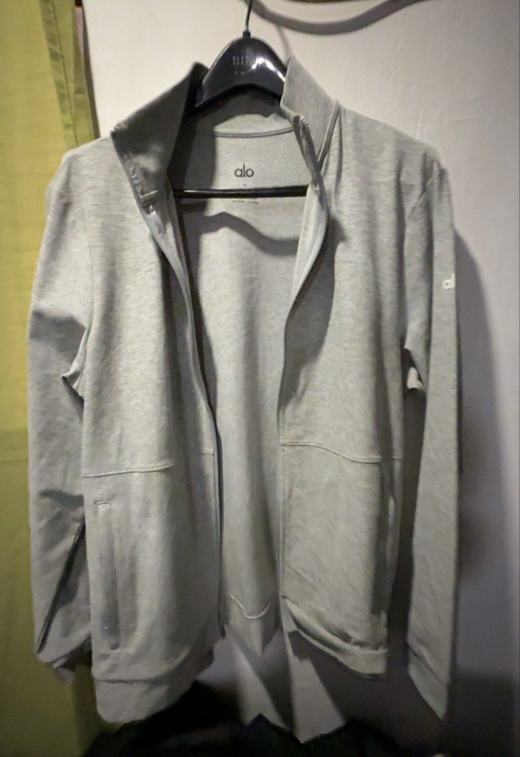 Alo Zipped Yoga Jacket (Category: Activewear) located in Imus. Submitted by marksprelovedxoxo (Listing ID 1466968481, Image 3). Description: .