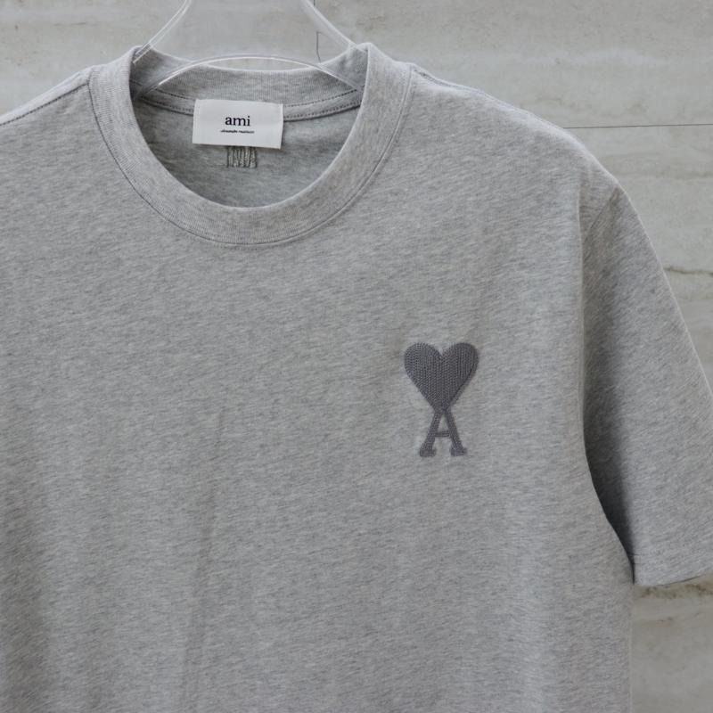 AMI PARIS 棉線刺繡愛心 男女同款寬鬆短袖 （分類：T-shirt、恤衫、有領衫）位於 Hong Kong。 由 preveweaam85543 提交（商品編號 1466845059，圖片 6）。簡介： 📏 尺碼範圍：S至XXL，只做優質靚貨 📸 所有圖片均為實拍，真正做到所見即所得 🤝 購買後支持退換，完全無後顧之憂 🚚 不設面交，所有訂單一律安排快遞寄送，方便又省心。
