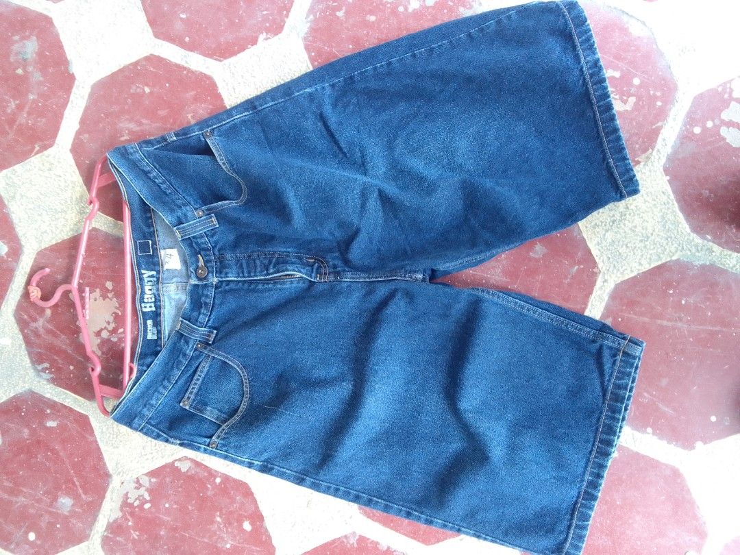 ANCHOR BLUE BAGGY (Category: Shorts) located in Manila. Submitted by max_444 (Listing ID 1466876014, Image 2). Description: ANCHOR BLUE BAGGY JORTS 4 sizes available ------ Waist 34 Length 26 Leghole 12½ ------ Waist 32 Length 24½ Leghole 13 ------- Waist 31 Length 25 Leghole 12½ ----- Waist 34 Length 27 Leg hole 13.