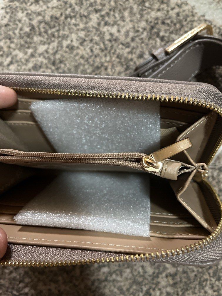 Anne klein from U.S (Category: Wallets & Card holders) located in Manila. Submitted by ty_imported_goods (Listing ID 1466799397, Image 3). Description: On sale Original from U.S Srp: 38.