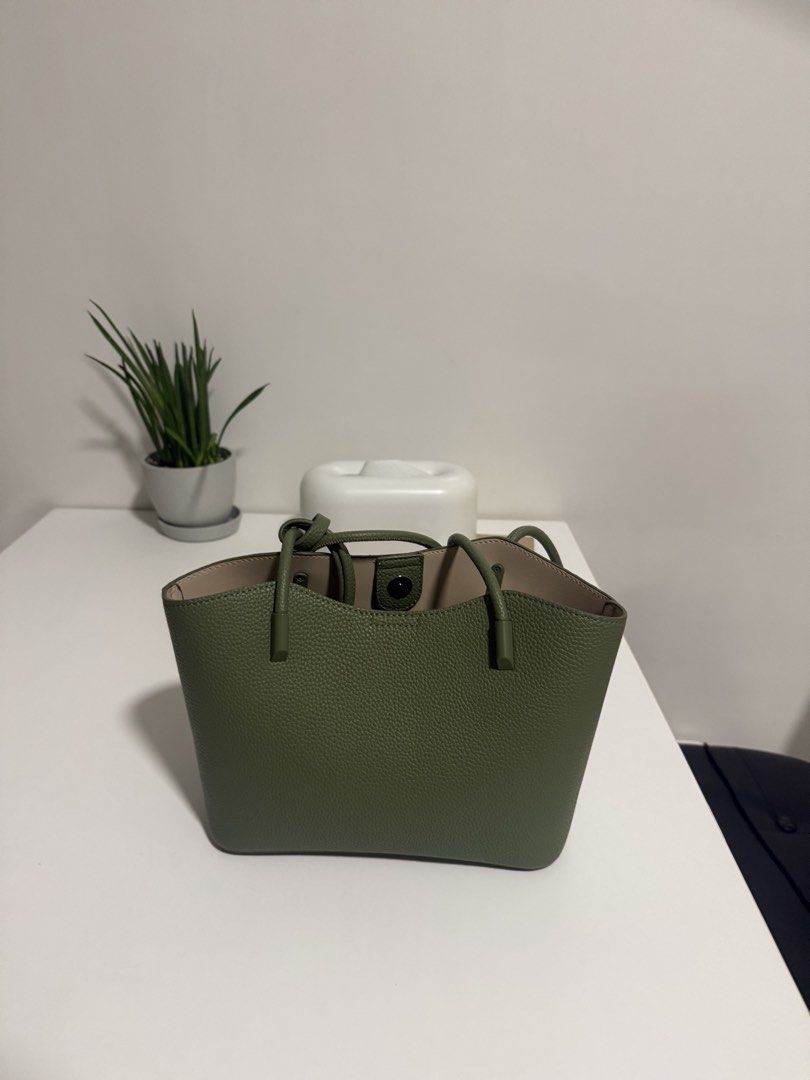 Antik Kraft Vegan Leather Shoulder Bag (Category: Shoulder Bags) located in Pasig City. Submitted by roadtominimalism09 (Listing ID 1466944733, Image 3). Description: Got it from US. Flaw, small stains inside. I think that’s why it’s on sale price. I didnt notice when I bought it. RFS: impulse buy, i also got the bigger black version of this so Im selling this one Outer Material: Vegan Leather Closure: Snap Button Closure Handle Style: Rolled Sho