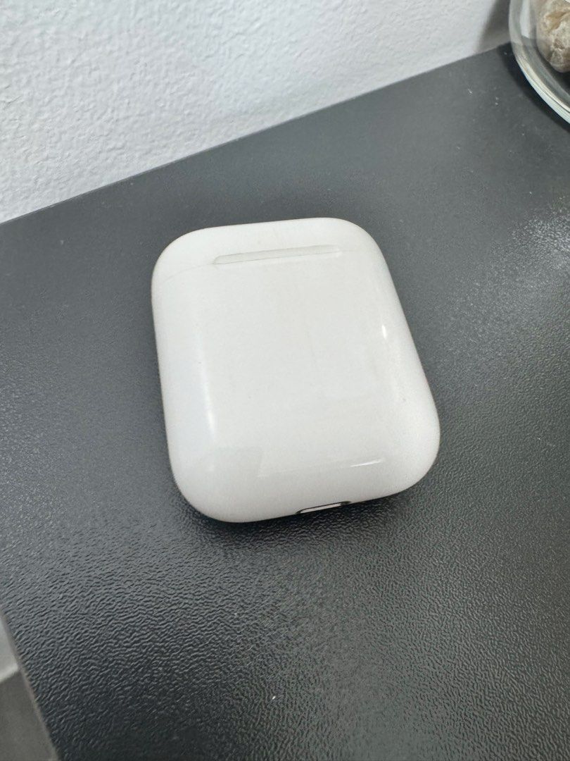 Apple AirPods (Category: Headphones & Headsets) located in Taguig. Submitted by kittychum (Listing ID 1466798036, Image 1). Description: 💯Authentic Preloved and well used but still working .