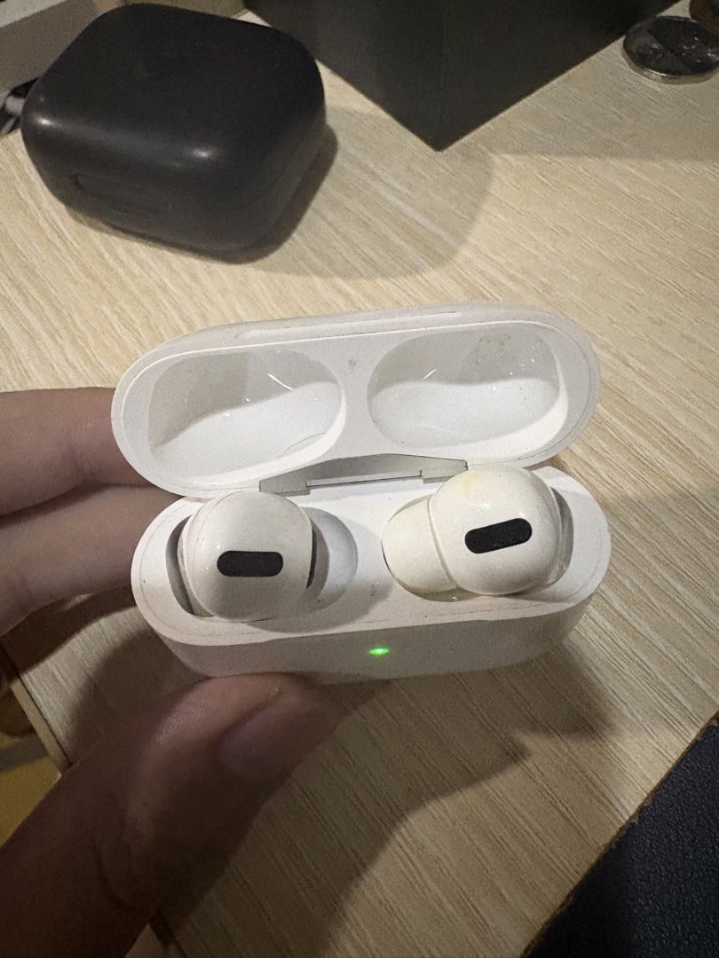 Apple AirPods Pro (Category: Other Gadgets) located in Pasay City. Submitted by enzopeco (Listing ID 1466913032, Image 3). Description: Apple AirPods Pro No box, no charger Issue: ear bud rubber missing (left airpod) 1,200 pesos.