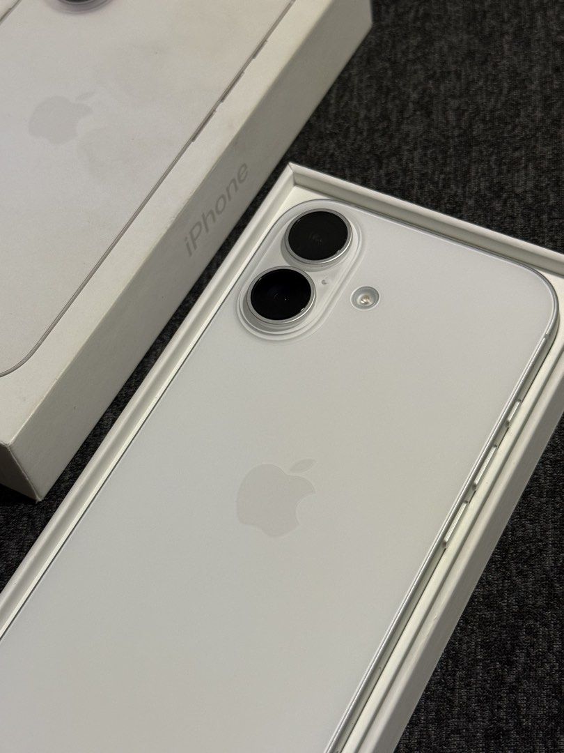 Apple iPhone 17 256GB White (Category: iPhone 17 Series) located in Quezon City. Submitted by renceqtqt (Listing ID 1466965713, Image 2). Description: IPHONE 17 256GB GLOBELOCK ACTIVED OCT 5 2026 3 to 5 Days Openline na or Factory Unlock Box Same imei Original Cord O cycle count goods 1OO% makinis unli check unli reset Sale 48999 Swaping price higher than posted Price. Meet up or pick up Along Quezon City pwde ko hatid sa inyo add nalang Gas Taas
