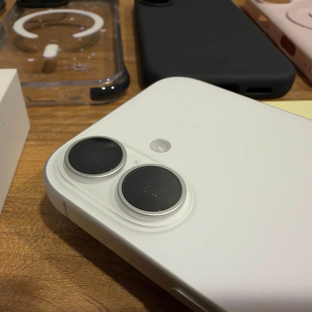 Apple iPhone 17 Silver (Category: iPhone 17 Series) located in Manila. Submitted by arjuanny (Listing ID 1466947384, Image 3). Description: ▫️Unit: 17 ▫️Sim Slot: Globe Locked ▫️Color: Silver ▫️Storage: 512 GB ▫️Battery Health: 100% ▫️IOS Version: IOS 27.0 ▫️Unit Condition: Smooth & Prestine Condition ▫️First Use: June 2026 ▫️Warranty Period: June 2027 ▫️Package Inclusion: Quality Phone Cases and Original Chord with Original box (Same IMEI) Tarla