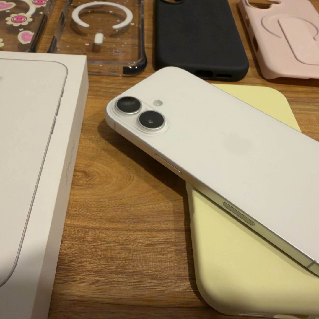 Apple iPhone 17 Silver (Category: iPhone 17 Series) located in Manila. Submitted by arjuanny (Listing ID 1466947384, Image 1). Description: ▫️Unit: 17 ▫️Sim Slot: Globe Locked ▫️Color: Silver ▫️Storage: 512 GB ▫️Battery Health: 100% ▫️IOS Version: IOS 27.0 ▫️Unit Condition: Smooth & Prestine Condition ▫️First Use: June 2026 ▫️Warranty Period: June 2027 ▫️Package Inclusion: Quality Phone Cases and Original Chord with Original box (Same IMEI) Tarla
