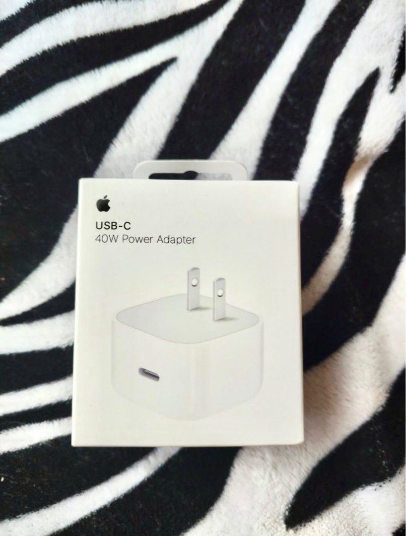 Apple Original 40W Dynamic Adapter Type C (Category: Chargers & Cables) located in Makati City. Submitted by alialiiiii (Listing ID 1466887629, Image 1). Description: Fast Charger ✅ 100% Working ✅ Tested ✅ Brand New ✅ 📍Pick Up / Deliver Via Lalamove 🚚.