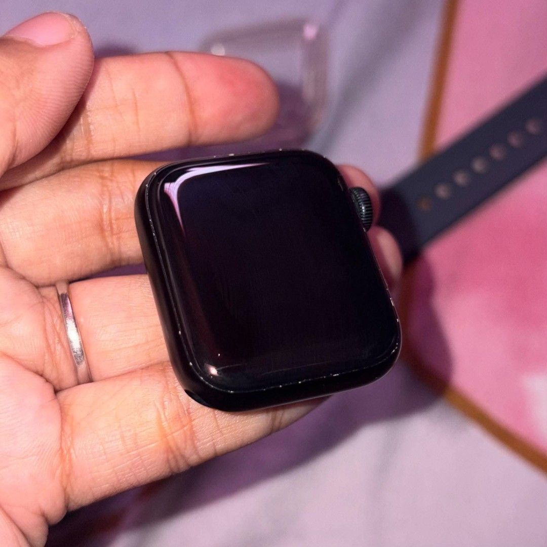 APPLE WATCH SE (Category: Wearables & Smart Watches) located in Mandaluyong City. Submitted by jyimey (Listing ID 1466811185, Image 1). Description: FOR SALE ONLY APPLE WATCH SE 40mm Midnight Batt health 91% Inclusions: Original strap Original charging cord included Bought from powermac Negotiable price for sure buyer Issue- with dents/scratches, see posted pics Loc: Mandaluyong.