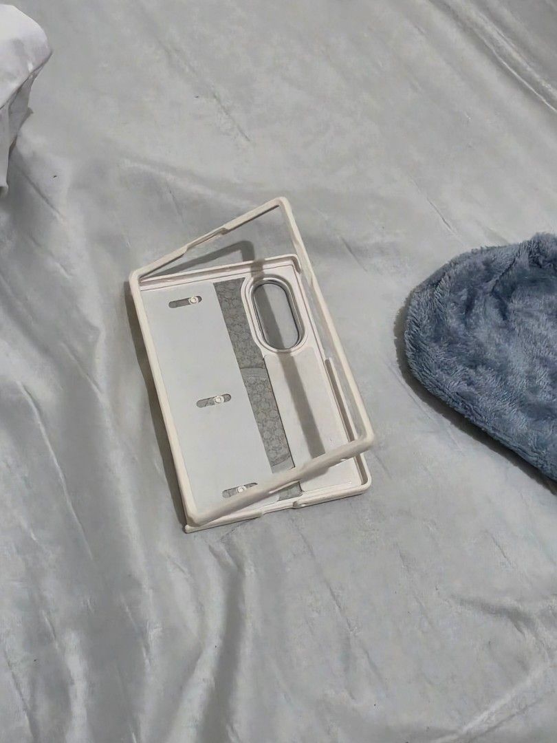 Araree Fold 8 Case (Category: Cases & Sleeves) located in Muntinlupa City. Submitted by a.mnl (Listing ID 1466784435, Image 1). Description: .