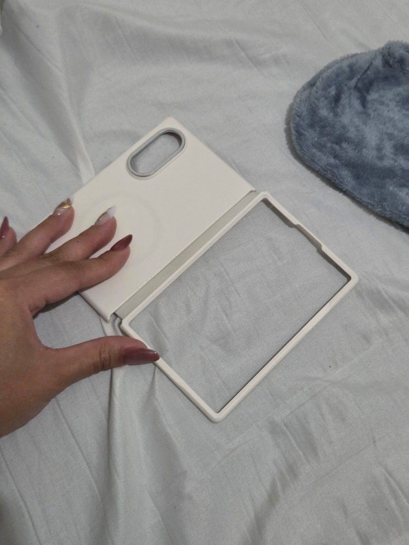 Araree Fold 8 Case (Category: Cases & Sleeves) located in Muntinlupa City. Submitted by a.mnl (Listing ID 1466784435, Image 2). Description: .