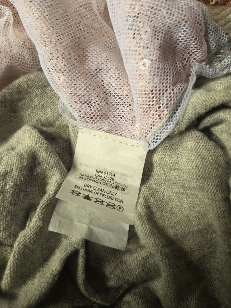 Armani Exchange Sequin Sweater (Category: Longsleeves) located in Rizal. Submitted by stoo_cee (Listing ID 1466903960, Image 3). Description: Arma*ni Exchange Sequin knit sweater 17 x 29 Large 9/10 issue: pinhole.