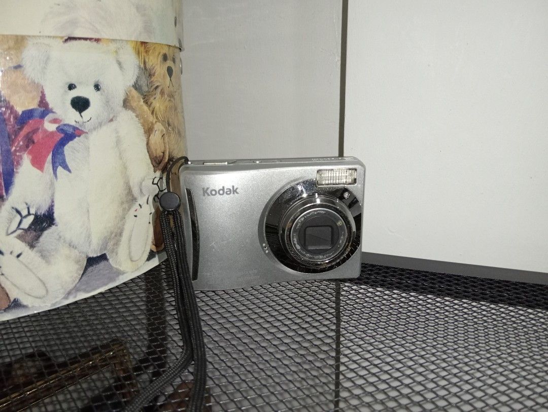 AS IS KODAK DIGICAM (CD14) (Category: Cameras) located in Kawit. Submitted by gieclutter (Listing ID 1466775530, Image 1). Description: Flakers and joy reservers are 𝗻𝗼𝘁 𝗮𝗹𝗹𝗼𝘄𝗲𝗱 Actual photos All sales are final—no returns, exchanges, or refunds 𝗖𝗢𝗡𝗗𝗜𝗧𝗜𝗢𝗡: ・𝗔𝗦 𝗜𝗦 ・Personally bought from Photoline SM Bacoor, has visible scratches and dents. It hasn't been charged for months because the cable is missing. I tried using AA batt