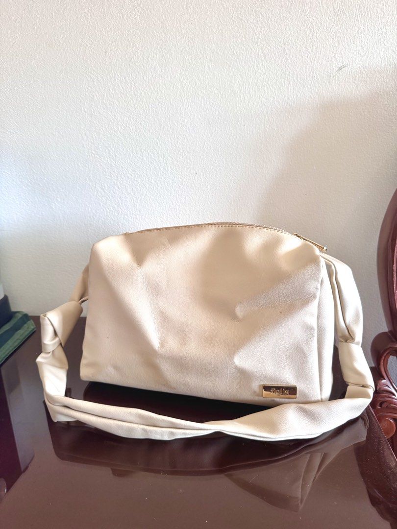 ASSORTED WOMENS BAG FOR SALE (Category: Tote Bags) located in Manila. Submitted by ksraa (Listing ID 1466791058, Image 1). Description: All ₱300 each All good to like-new condition Barely used Location: Welcome Rotonda, QC Shipping nationwide via LBC (shouldered by buyer).