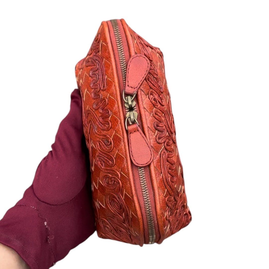 Authentic BOTTEGA VENETA (Category: Purses & Pouches) located in San Fabian. Submitted by rei_aniels (Listing ID 1466967885, Image 2). Description: Authentic BOTTEGA VENETA Like new condition Riri under Zip Make up kit Clutch Bag .