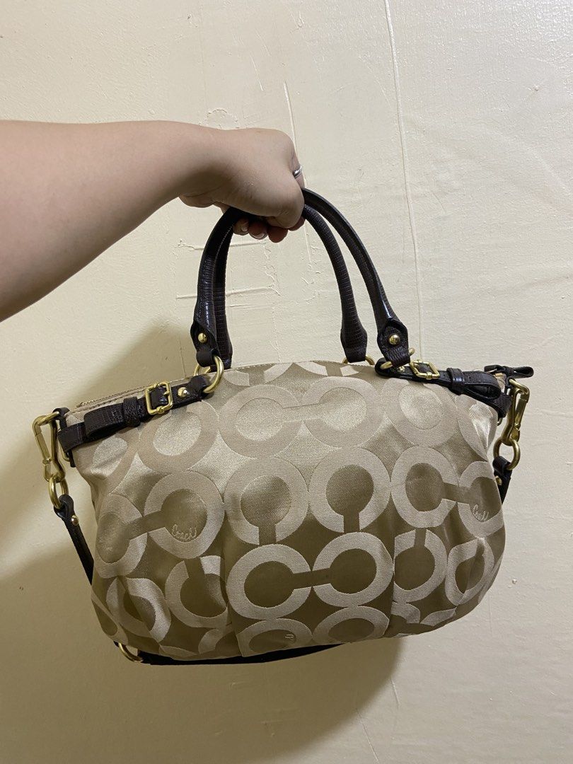 Authentic Coach Madison Op Art (Category: Luxury Bags & Wallets) located in Paranaque City. Submitted by potatoeeee (Listing ID 1466873669, Image 2). Description: Pm me for more details..