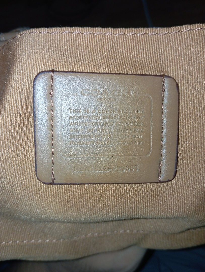 COACH SIGNATURE BAG (Category: Shoulder Bags) located in Sibalom. Submitted by jm.thrift07 (Listing ID 1466932155, Image 3). Description: EXCELLENT CONDITION 💯 MATERIAL:HARD LEATHER ISSUE:SIGN OF USAGE AND SCRATCHES.
