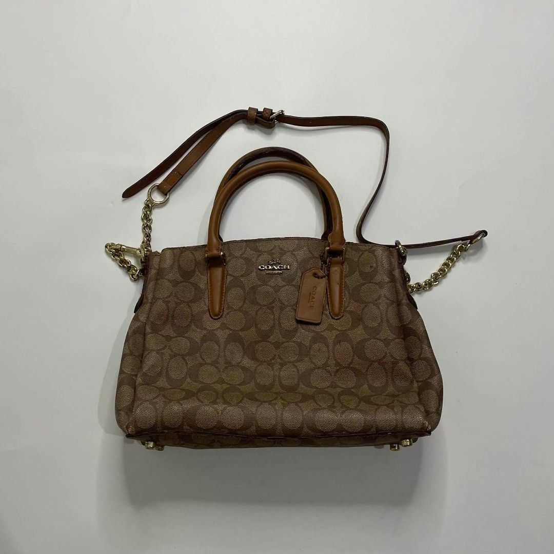COACH SIGNATURE BAG (Category: Shoulder Bags) located in Sibalom. Submitted by jm.thrift07 (Listing ID 1466932155, Image 2). Description: EXCELLENT CONDITION 💯 MATERIAL:HARD LEATHER ISSUE:SIGN OF USAGE AND SCRATCHES.