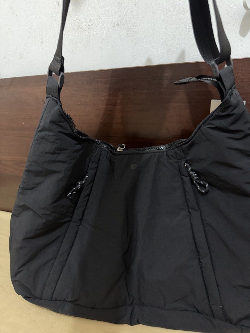Avia nylon hobo bag (Category: Tote Bags) located in Cebu City. Submitted by shopnsave2015 (Listing ID 1466827123, Image 1). Description: Large size Nylon material.