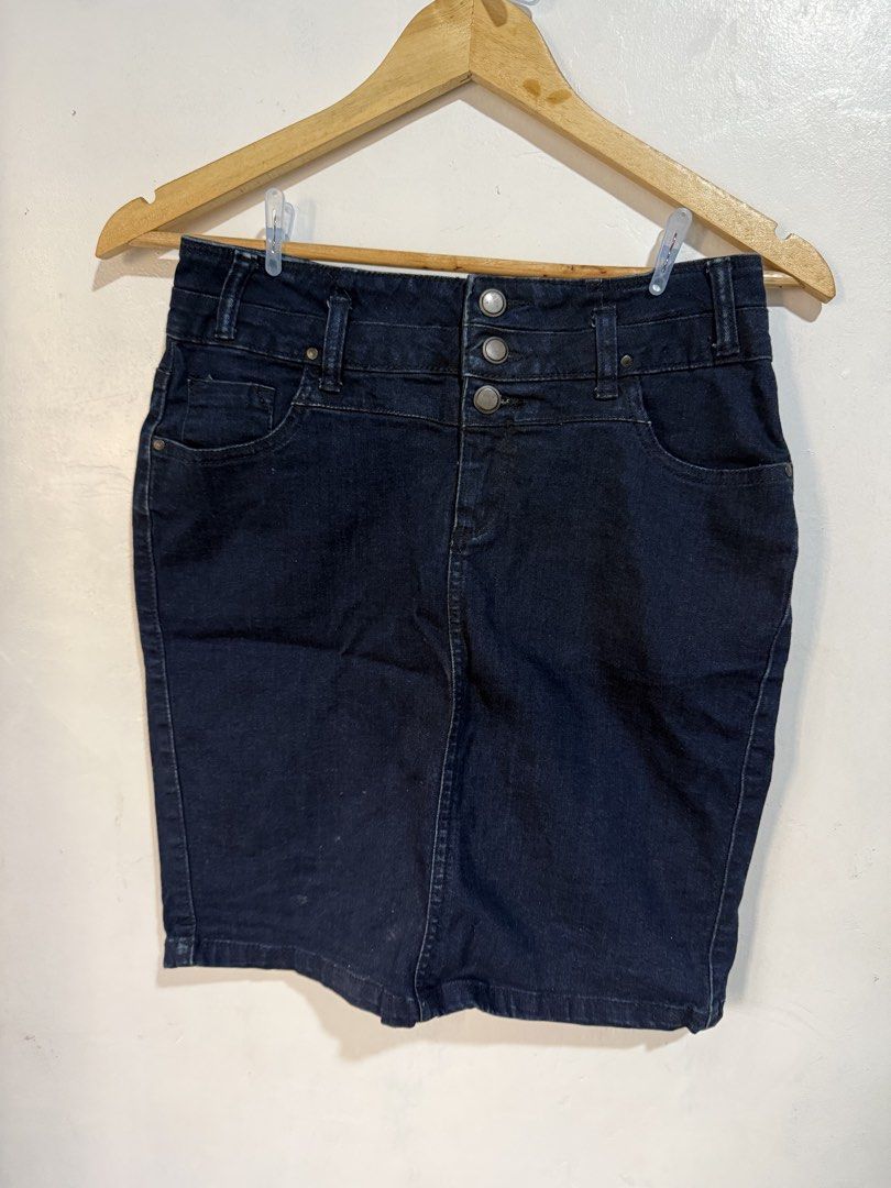 B1T1 Denim Pencil Skirt (Category: Skirts) located in Valenzuela. Submitted by Mozzarella123 (Listing ID 1466855135, Image 3). Description: Good as new Buy 1 take 1 for only 350 Same design, different size (Actual Size, please refer sa tag included na sa picture posted) Slightly stretchable, stylish and comfy Actual picture already posted Pay first, no cod 📍location: mapulang lupa valenzuela.