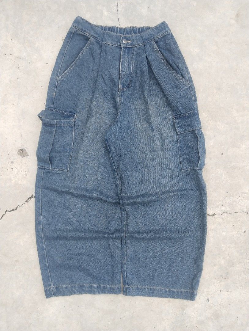 Baggy cargo (Category: Jeans) located in Mandaue City. Submitted by thrifted.coo (Listing ID 1466816800, Image 1). Description: L-40 T-15 H-10.8.