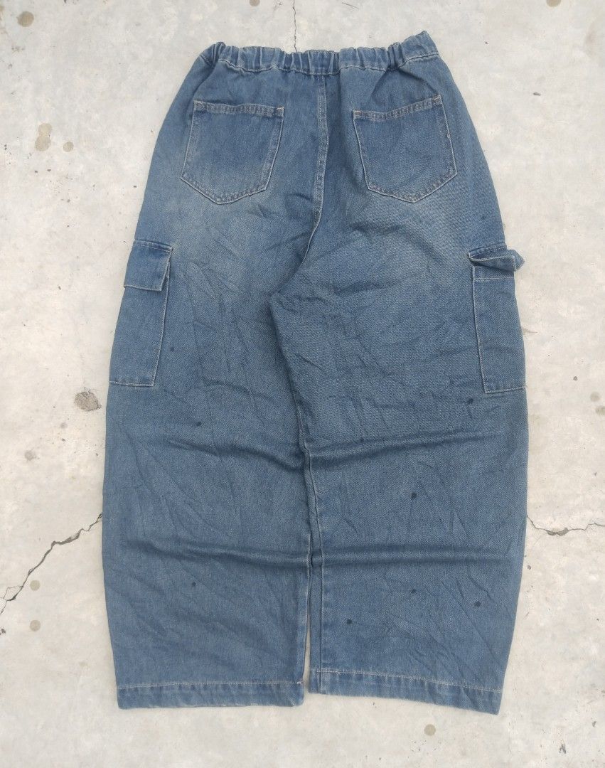 Baggy cargo (Category: Jeans) located in Mandaue City. Submitted by thrifted.coo (Listing ID 1466816800, Image 2). Description: L-40 T-15 H-10.8.