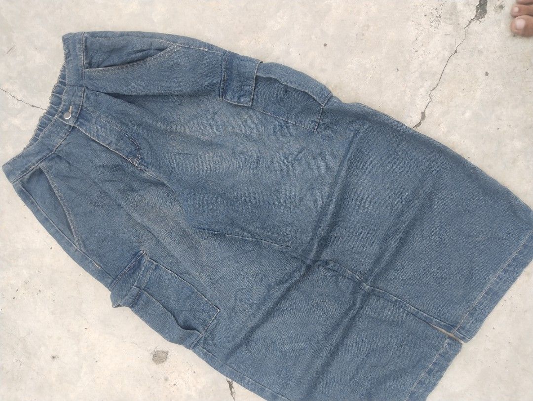 Baggy cargo (Category: Jeans) located in Mandaue City. Submitted by thrifted.coo (Listing ID 1466816800, Image 3). Description: L-40 T-15 H-10.8.