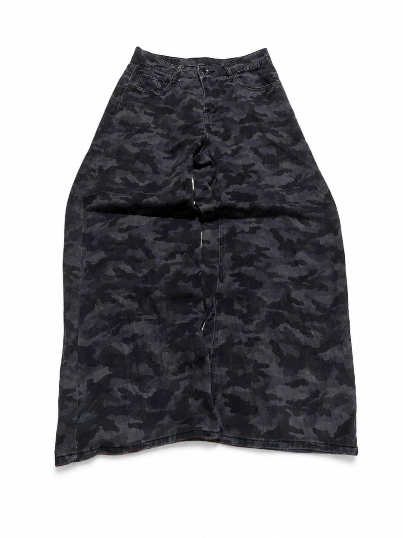 Baggy wide leg camo pants (Category: Jeans) located in Tagum. Submitted by clent.josh (Listing ID 1466968139, Image 1). Description: issue lose stitch 30W 39L 28.5Inseam 13.5Hem.