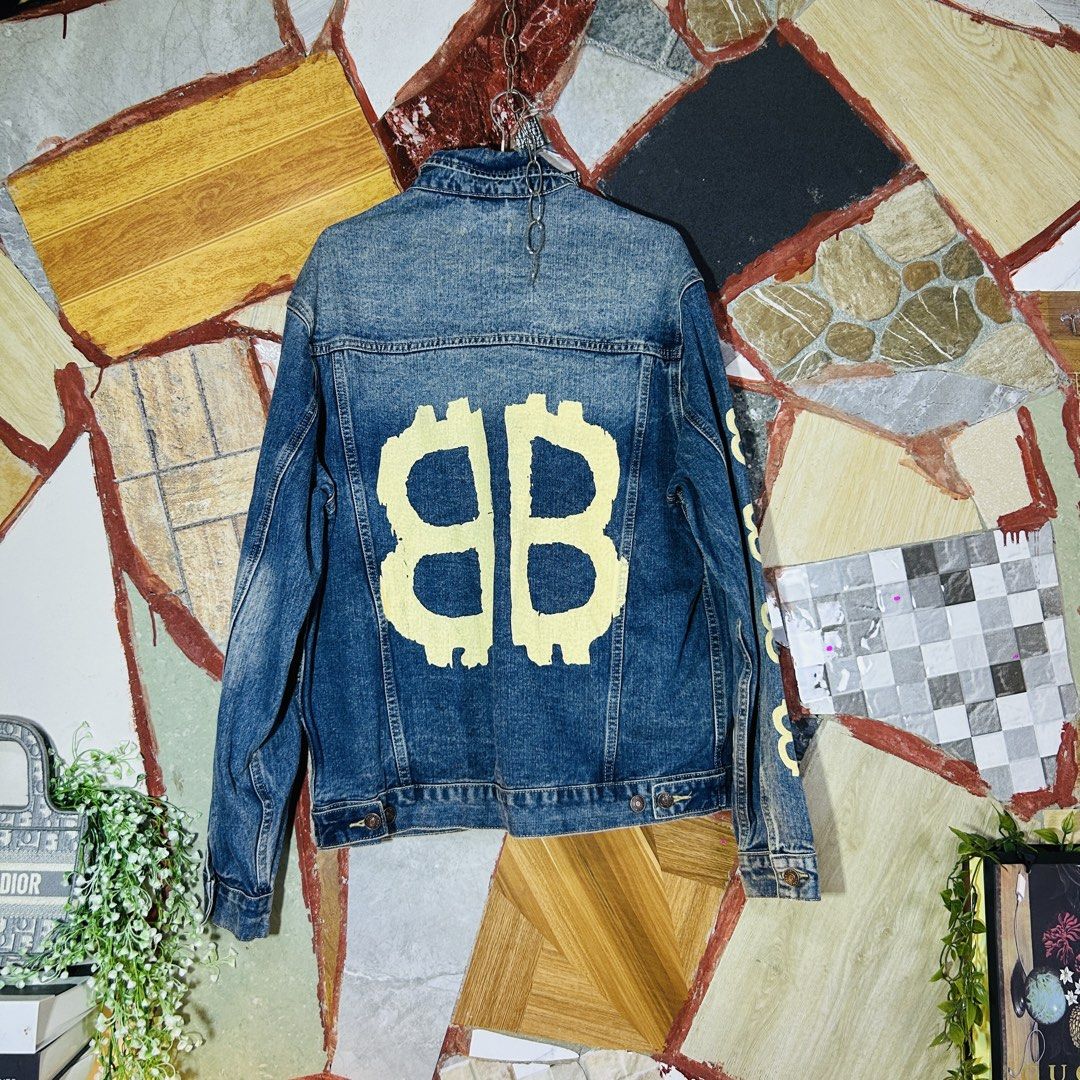 Balenciaga denim jacket (Category: Luxury Apparel) located in Baguio. Submitted by kckc_luxury (Listing ID 1466907073, Image 2). Description: 🌸 TINY PINK SPOTS ARE LENS DAMAGE, NOT CLOTH STAINS ————————— ❗️KINDLY READ BEFORE MAKING AN OFFER❗️ LISTING DETAILS size:Large width x length (inches):23x28 condition: EXCELLENT --- MOP: Gcash / BPI MOD: J&T / JRS LOCATION: Baguio City --- NOTE: • Manage your expectations • Photos did not go under any edi
