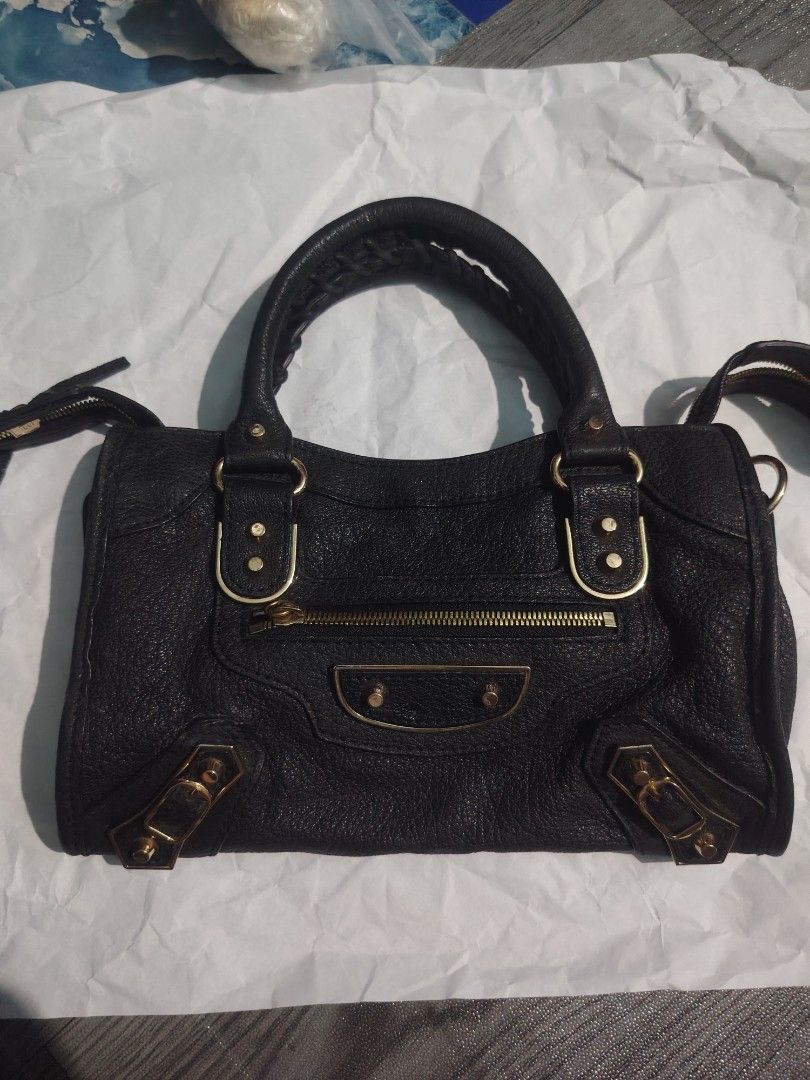 Balenciaga mini (Category: Luxury Bags & Wallets) located in Manila. Submitted by del96 (Listing ID 1466792079, Image 1). Description: Missing strap and mirror.