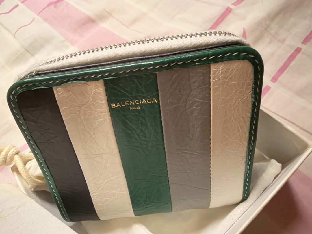Balenciaga wallet short wallet 多色條紋短銀包 80%新舊 （分類：手袋及銀包）位於 Hong Kong。 由 imissumissi 提交（商品編號 1466923306，圖片 2）。簡介： Balenciaga wallet short wallet 多色條紋短銀包 80%新舊 有卡位、散紙位、散銀位 11 x 10 x 3 cm 屋企大掃除找回 放在櫃很久、所以盒有少少黃(圖7), 但銀包新淨、冇破損 太多銀包、只想盡快清櫃。 Balenciaga 經典多色條紋短銀包，黑白綠灰拼色設計，好有特色。入面有卡槽同埋拉鍊零錢格，間隔實用。有原裝盒同防塵袋，新淨企理。。
