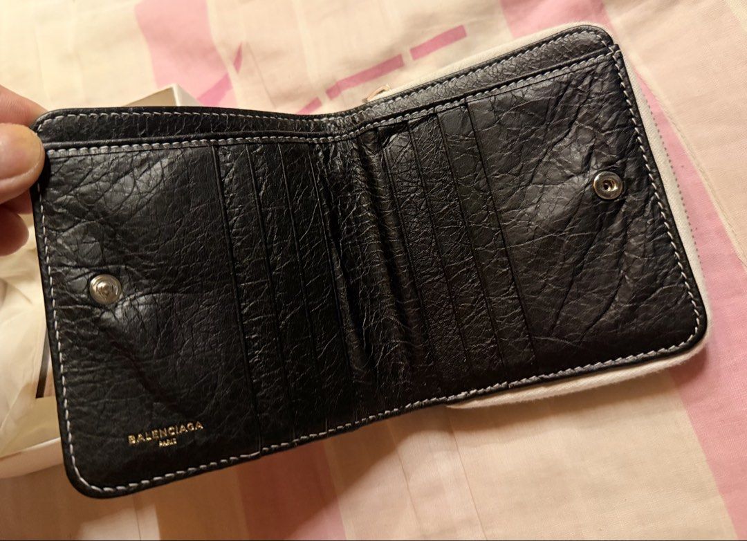 Balenciaga wallet short wallet 多色條紋短銀包 80%新舊 （分類：手袋及銀包）位於 Hong Kong。 由 imissumissi 提交（商品編號 1466923306，圖片 3）。簡介： Balenciaga wallet short wallet 多色條紋短銀包 80%新舊 有卡位、散紙位、散銀位 11 x 10 x 3 cm 屋企大掃除找回 放在櫃很久、所以盒有少少黃(圖7), 但銀包新淨、冇破損 太多銀包、只想盡快清櫃。 Balenciaga 經典多色條紋短銀包，黑白綠灰拼色設計，好有特色。入面有卡槽同埋拉鍊零錢格，間隔實用。有原裝盒同防塵袋，新淨企理。。