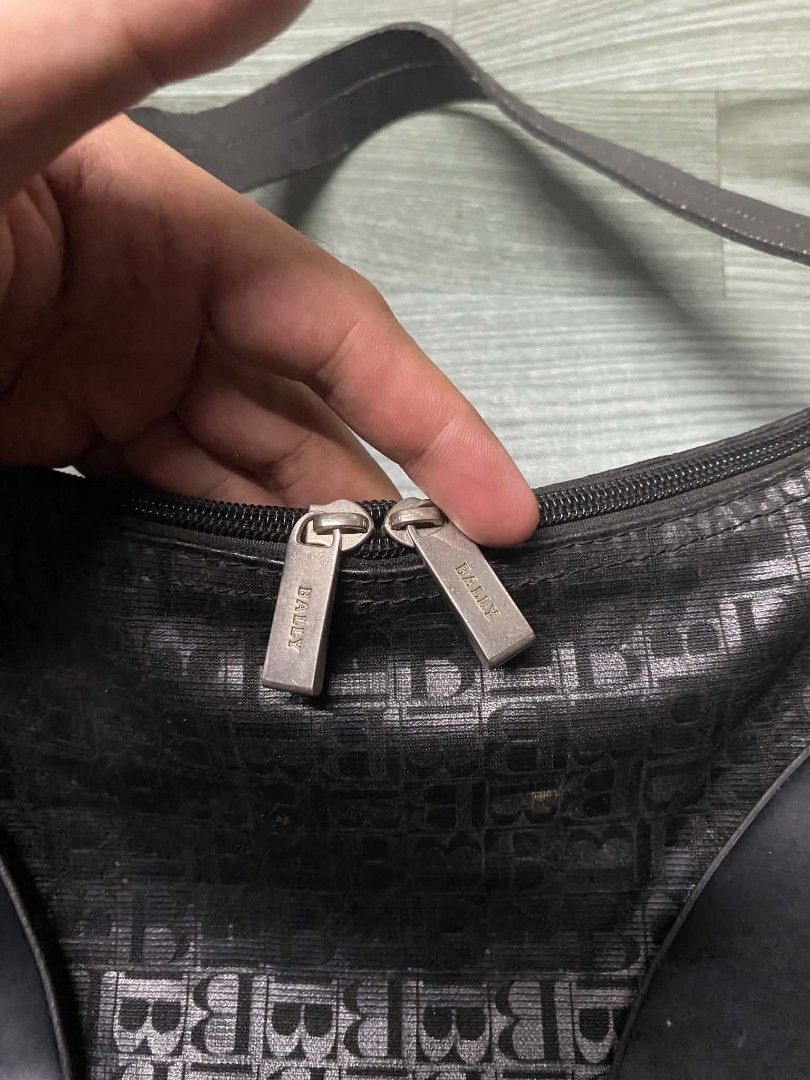 Bally kili bag (Category: Shoulder Bags) located in Pasig City. Submitted by jstnisidor81288 (Listing ID 1466918329, Image 3). Description: .