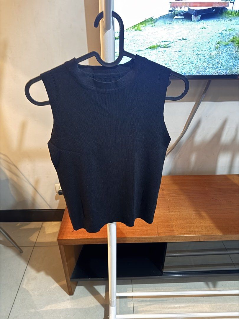 Basic black top (Category: Sleeveless) located in Quezon City. Submitted by essief (Listing ID 1466918701, Image 1). Description: No brand Stretchable fabric and length is a bit short Perfect for low waist denims or can be tucked-in with high-waisted pants / skirts ☺️ No when worn photos .