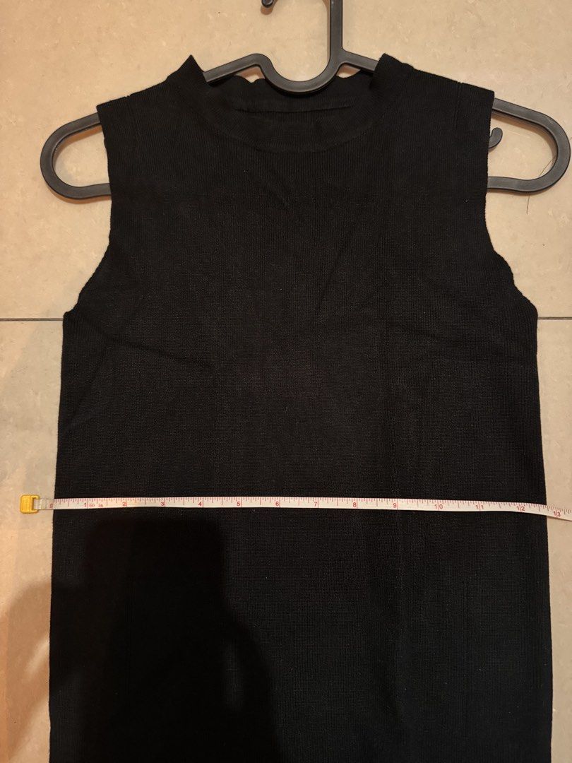 Basic black top (Category: Sleeveless) located in Quezon City. Submitted by essief (Listing ID 1466918701, Image 3). Description: No brand Stretchable fabric and length is a bit short Perfect for low waist denims or can be tucked-in with high-waisted pants / skirts ☺️ No when worn photos .