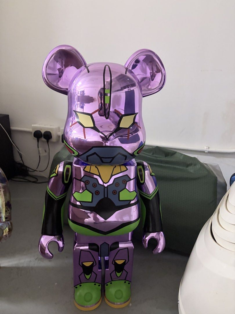 Bearbrick EVA 初機號1000% （分類：手辦雕像）位於 Hong Kong。 由 ticket_ticket22 提交（商品編號 1466929398，圖片 1）。簡介： 以前工作室做擺設，有透明盒入住。好新淨無塵無花 冇盒只有淨公仔。工作室要裝修出清 $2000出。港島線交收 誠心要價錢可小議。